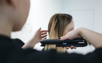 Czy regularne używanie prostownicy szkodzi włosom? włosy