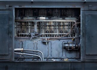 Co zamyka cylindry w silniku spalinowym?