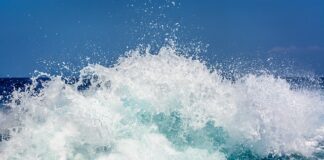 Czy można rozbić szybę w aucie?