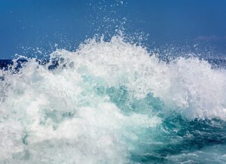 Czy można rozbić szybę w aucie?