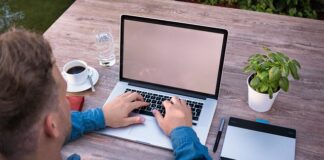 Jak się pisze breloczek czy breloczek?