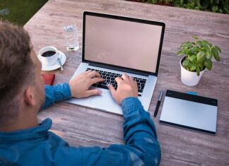 Jak się pisze breloczek czy breloczek?