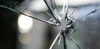 Kto odpowiada za uszkodzenie szyby w samochodzie?