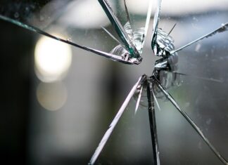 Kto odpowiada za uszkodzenie szyby w samochodzie?