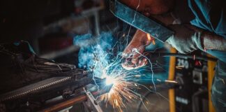 Ile blacharz robi auto?