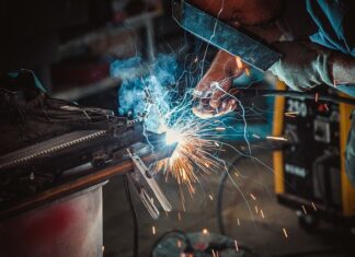 Ile blacharz robi auto?