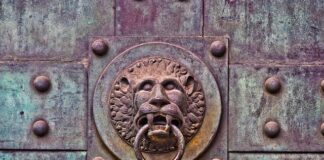 Jak wyjąć klamkę z drzwi opel astra h?