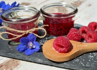 Czym się smaruje chleb przed pieczeniem?